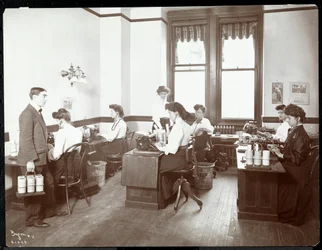 Innenansicht von Frauen an Diktiermaschinen bei der New York Edison Co., 55 Duane Street, New York, 1910